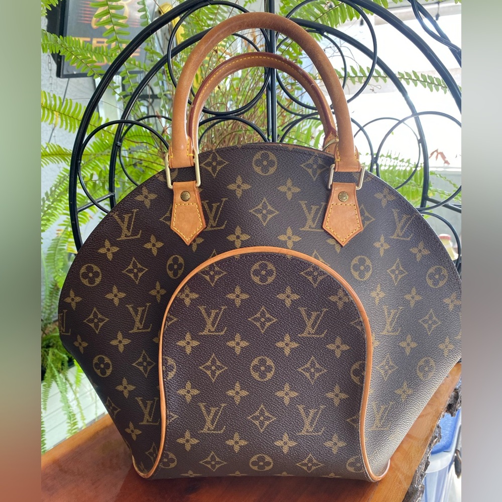 Beautiful Louis Vuitton Ellipse Monogrammed Bag